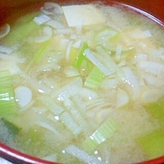 チンゲン菜と豆腐とネギの味噌汁